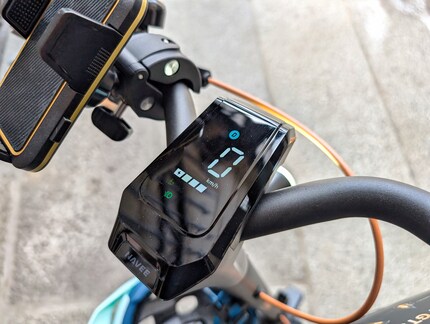 Für die E-Scooter gibts auch Zubehör wie eine Handyhalterung.