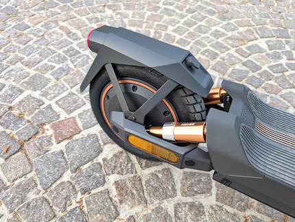 Die konventionelle Federung beim GT3 reicht aus für Pflastersteine.