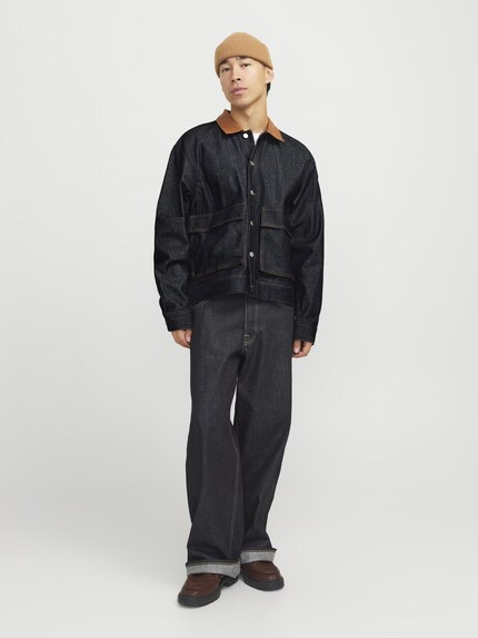 Donkere denim staat super chique.