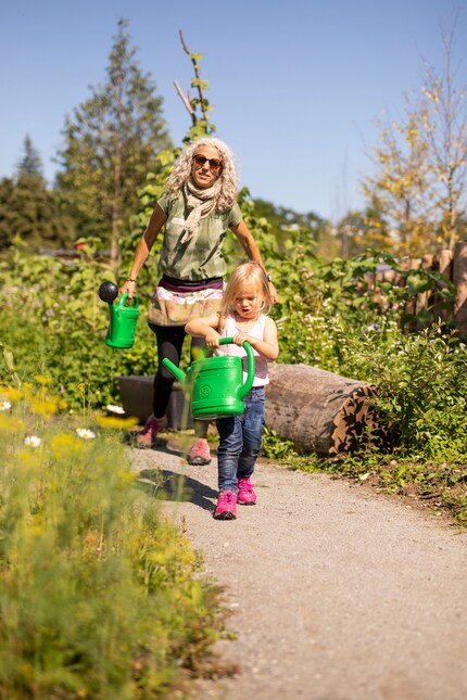 In Kathrins Lerngarten packen Gross und Klein gemeinsam an.