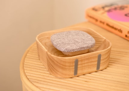 Due strisce in silicone alla base rendono l’orologio stabile su qualsiasi superficie.