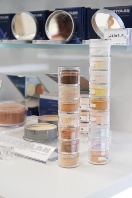 Professional setting powders filled in kit-friendly containers.