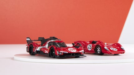 L'ensemble en édition limitée réunit deux légendes de la course automobile. 