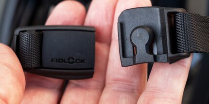 The magnetic Fidlock fastener of the «Ultra Fly Pro MIPS».