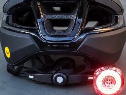 The magnetic rear light can flash in three stages.
