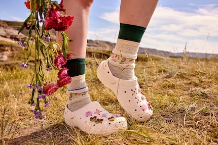 Crocs zijn nu ook verkrijgbaar met bloemenuitsnijdingen.