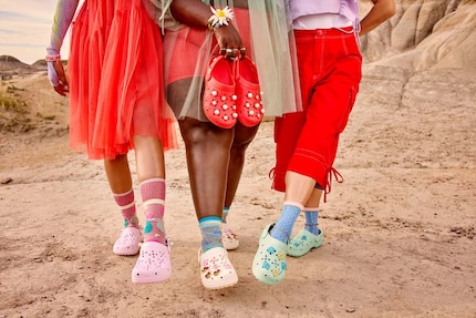 De Classic Floral Cut-Out Clog is verkrijgbaar in verschillende kleuren.