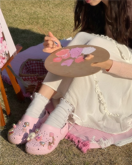 Gedecoreerd met jibbitz komt de speelsheid van het nieuwe model nog beter tot zijn recht.