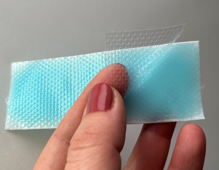 Le film de protection se retire facilement et le patch adhère bien sans tirer.