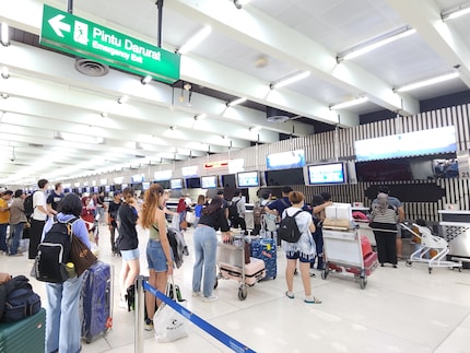 Solche Warteschlangen und langwierige Check-In_Prozesse könnten mit den geplanten digitalen Reiseausweisen der ICAO  künftig entfallen.