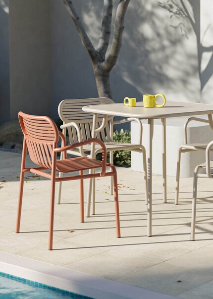 Cette chaise de jardin au charme français permet une position assise détendue grâce à sa hauteur de 45 cm.