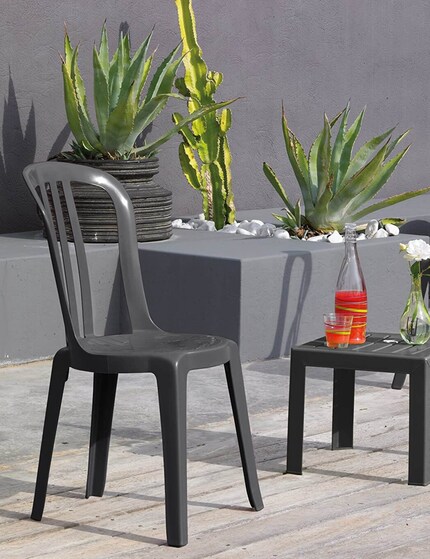 Avec un poids de seulement 2,4 kg, elle est facile à déplacer et à ranger.