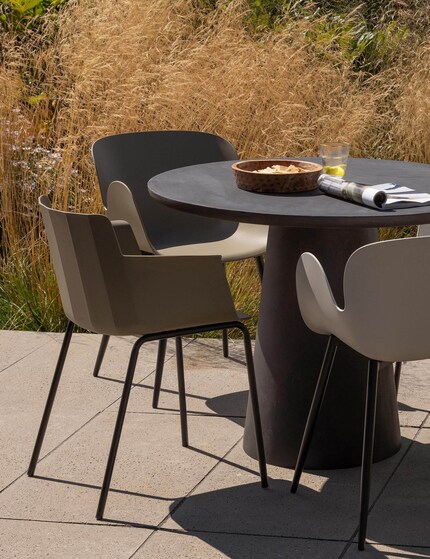 Avec une hauteur de 80 cm et une largeur de 53 cm, elle est compacte mais confortable.