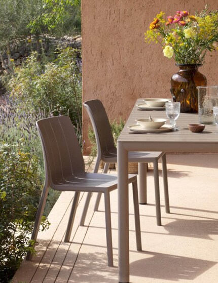 La chaise de couleur gris-beige pèse environ 3,6 kg, ce qui la rend facile à manipuler.