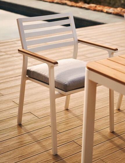 Avec une hauteur d’assise de 45 cm, ce modèle permet d’être confortablement installé à table.