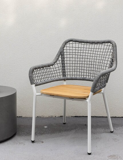 Avec une hauteur d’assise de 59 cm, ce fauteuil est plutôt haut, ce qui le rend particulièrement confortable pour les personnes de grande taille.