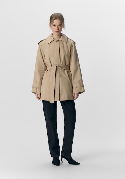 Il trench cropped di Object ha un look molto clean grazie all'abbottonatura nascosta.
