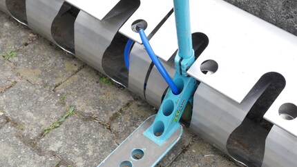 Advantage Micro Trixx: The openings make it easier to secure - even if there is no scooter stand nearby.