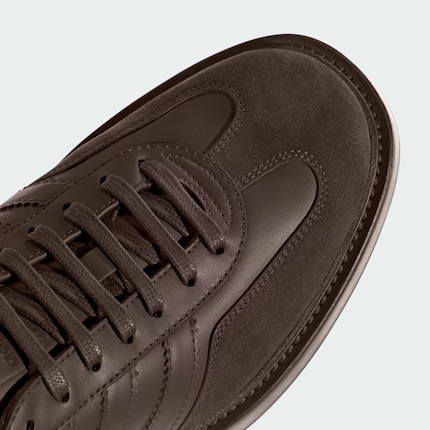 The sole of the premium Gazelle is stitched instead of glued.