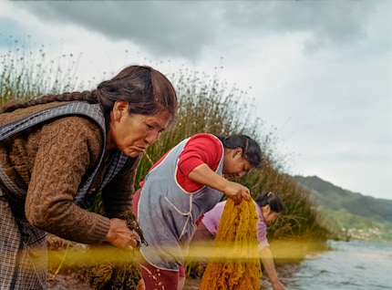 Deux femmes lavent des fibres fraîchement teintes dans le lac. Les colorants chimiques rejetteraient des substances toxiques dans l’eau, alors que les colorants naturels s’intègrent parfaitement dans l’environnement.