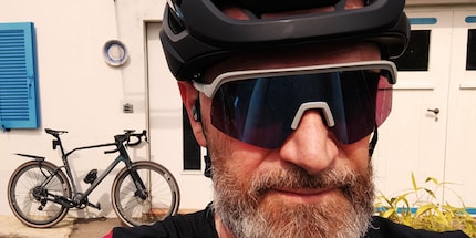 Die Valor Flux von BBB Cycling mit blauem Glas und grauem Rahmen fürs Gravelbike.