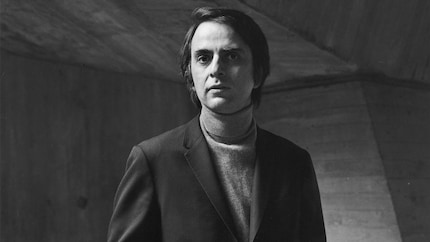 Carl Sagan (1934 – 1996) war der Mensch, der uns beibrachte, in die Sterne zu schauen – nicht um uns klein zu fühlen, sondern um zu begreifen, wie kostbar alles ist, was wir haben.