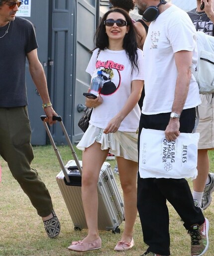 Charli XCX op het Coachella Festival in sneaker ballerina's van Vivaia.