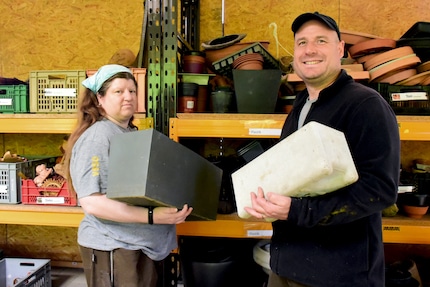 Christian Dütschler et Karin trient des pots reçus.