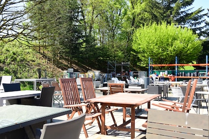 De nombreux meubles de jardin sont encore en bon état.