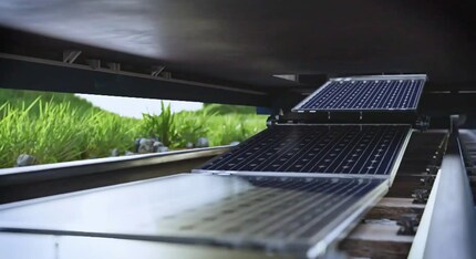 I moduli solari vengono srotolati automaticamente sul letto dei binari dal treno.