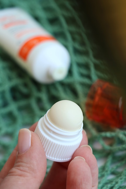 In der Tube sind 20 Milliliter Creme, am Schraubverschluss 3 Gramm UV-Stift. Nicht vegan, tierversuchsfrei.