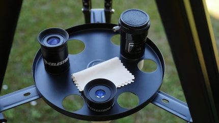 The two eyepieces and the Barlow lens fit into the storage tray.