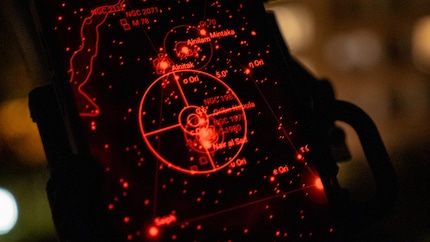 The app as a guide to the Orion Nebula: First it shows the direction with arrows, then a crosshair appears near the target.
