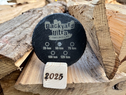 The choice is yours: at the Hallwil backyard ultra, runners who complete 25 kilometres or more receive a slate medal.