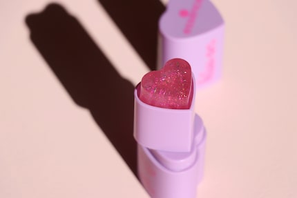 Une odeur de colle mais aussi de fraise. Drôle de combinaison.