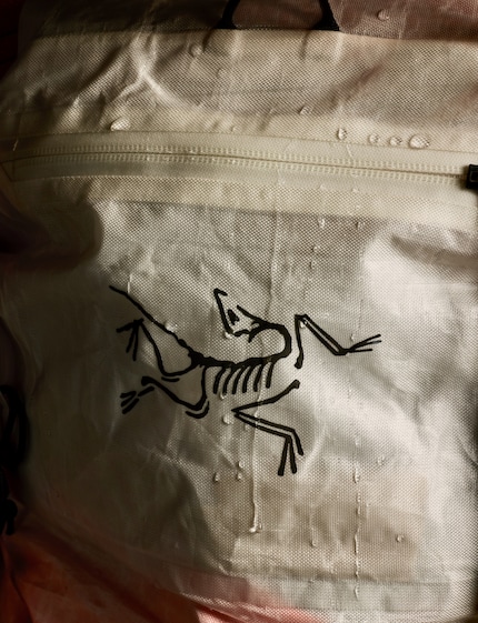 Il materiale è composto da tre strati laminati e si dice che sia particolarmente resistente all'acqua e agli strappi.