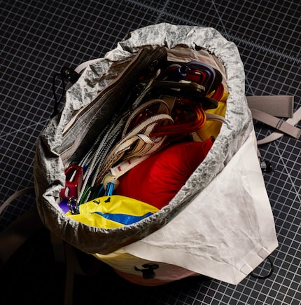 L'ampio scomparto principale può essere chiuso con una coulisse e un mini coperchio.