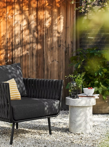 Il design dei funghi incontra le vibrazioni del terrazzo: il tavolo in pietra si adatta perfettamente all'ambiente circostante.