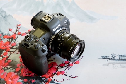 Trotz hoher Lichtstärke ist das manuelle Objektiv kompakt.