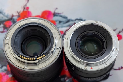 Beim manuellen Objektiv von TTArtisan (rechts) ist das Bajonett nur ein mechanischer Verschluss. Bei einem Objektiv mit Autofokus (links) sind dagegen elektronische Kontakte zu sehen.