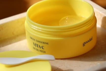 The yellow jar contains 60 patches, as well as a small spatula that lets you neatly separate the masks.
