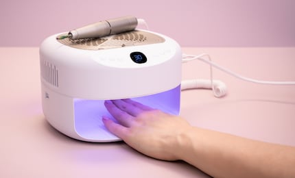 Indurisce gel e smalti UV con la lampada integrata.