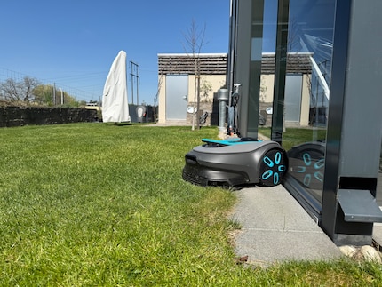 An imprecise perimeter plus the Sileno Free’s lack of obstacle detection equals a robot mower wall smash.
