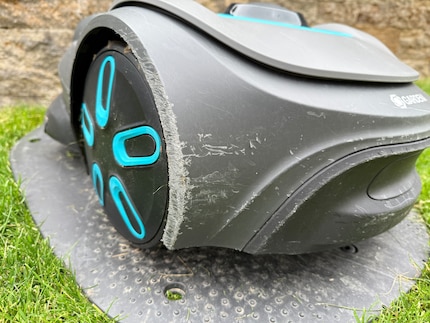 Unfortunately, my test mower was returned to the manufacturer with scratches.