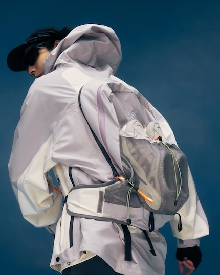 The rucksack can be detached from the jacket.