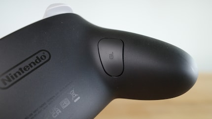 These buttons are once again perfectly positioned. I can operate them with my middle or ring fingers.