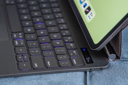 Das kleine Display am oberen Rand zeigt den Akku an.