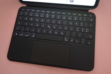 Die Tasten leuchten, sobald sich das Gerät in einem dunklen Raum befindet. Praktisch.