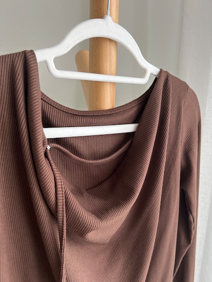Velvet hangers are also suitable for tops with a waterfall neckline.