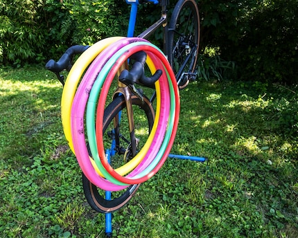 Les Pepi’s Tire Noodles arborent des couleurs différentes selon leur usage. Jaune (Super Rokk Line) = vélo électrique ou de descente, rose (R-Evolution) = vélo sans assistance ou à légère assistance électrique, vert (Gravel Sport), rouge (Asphalt) vélo de course.